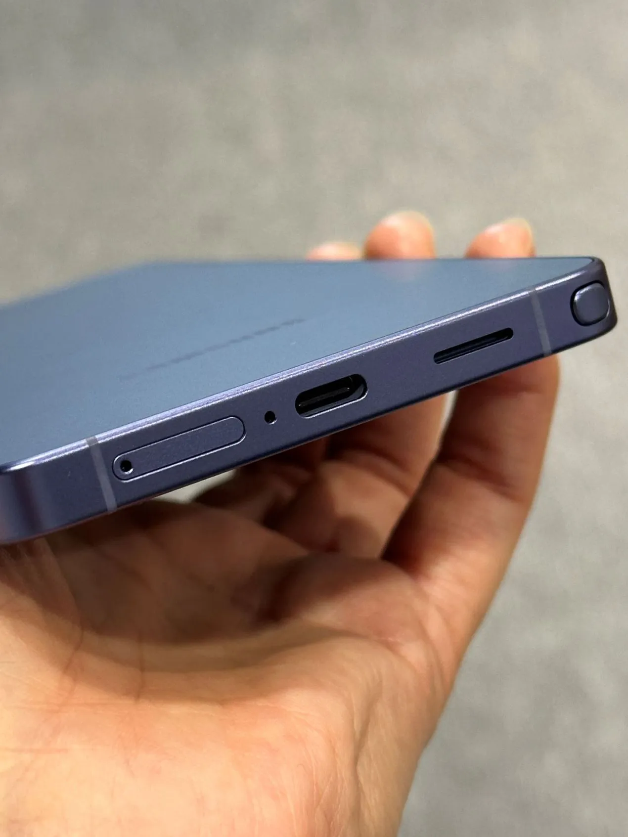 三星 Galaxy S26 Ultra SIM 卡槽、充電孔、喇叭與麥克風孔外觀 三星 Galaxy S26 Ultra SIM 卡槽、充電孔、喇叭與麥克風孔外觀